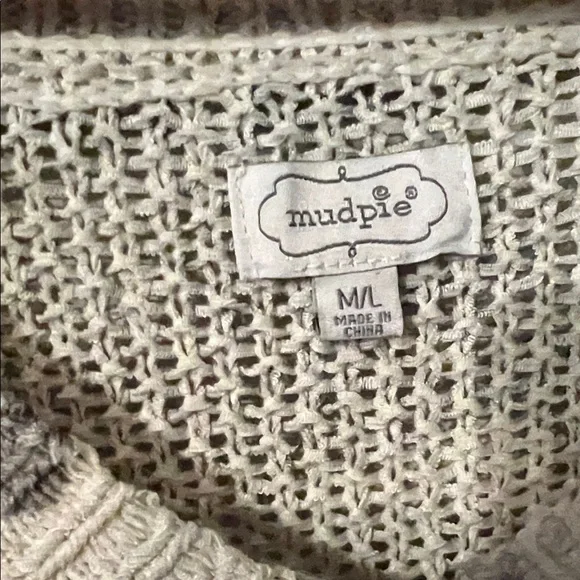 💥*3/$10* Mud Pie Gray and Cream V-Neck Sweater - Picture 4 of 7